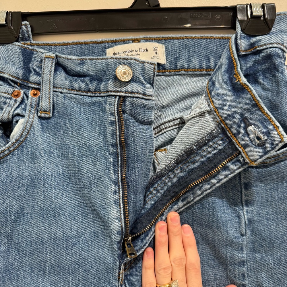 Abercrombie & Fitch The 90s Straight Ultra High Rise Jeans Light Wash Size 27/4R - Picture 7 of 13